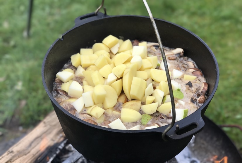 Gulasch mit Kartoffeln im Dutch Oven