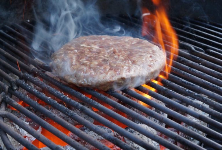 Salsiccia Burger Buns, Patties, Whiskey Zwiebeln