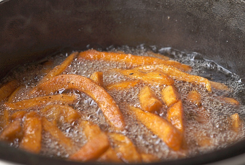 Dutch Oven Suesskartoffel Pommes