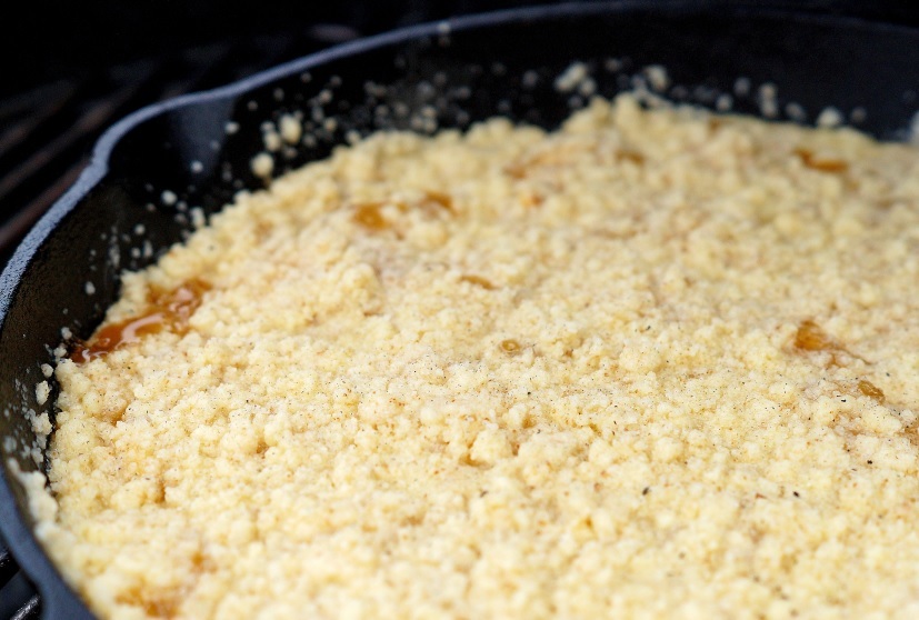 Apple Crumble in der Feuerpfanne