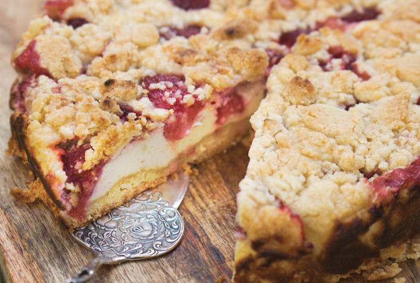 Anschnitt Erdbeer-Quark-Streuselkuchen