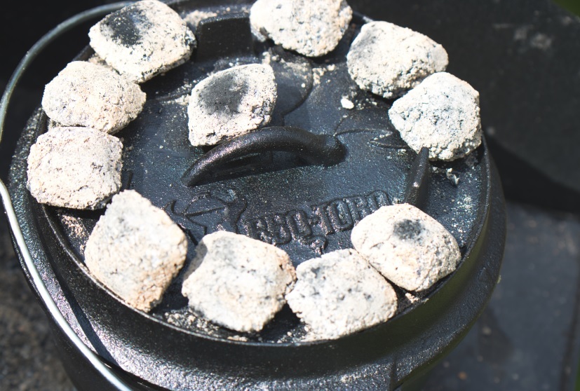 Dutch Oven mit Erdbeer-Quark-Streuselkuchen