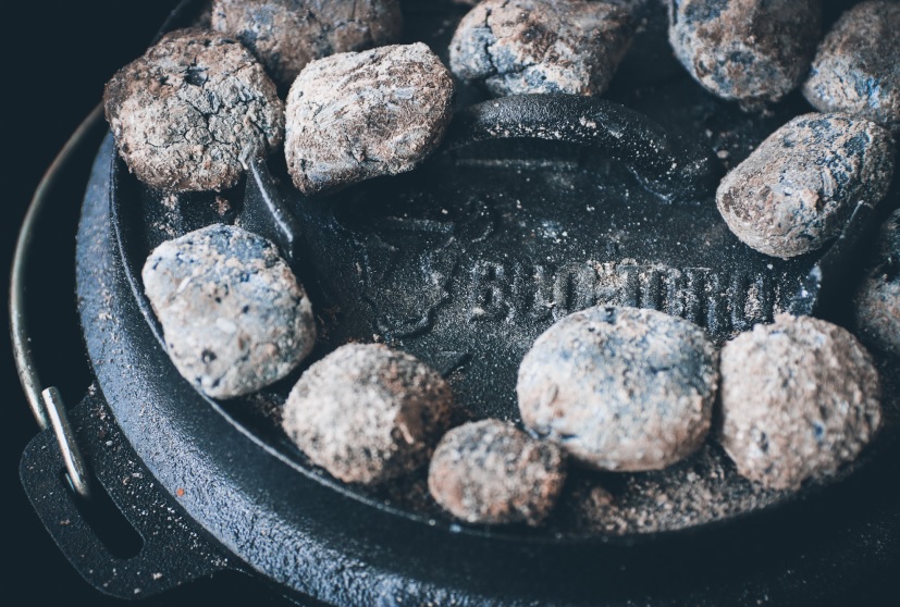 Dutch Oven mit Kohlen