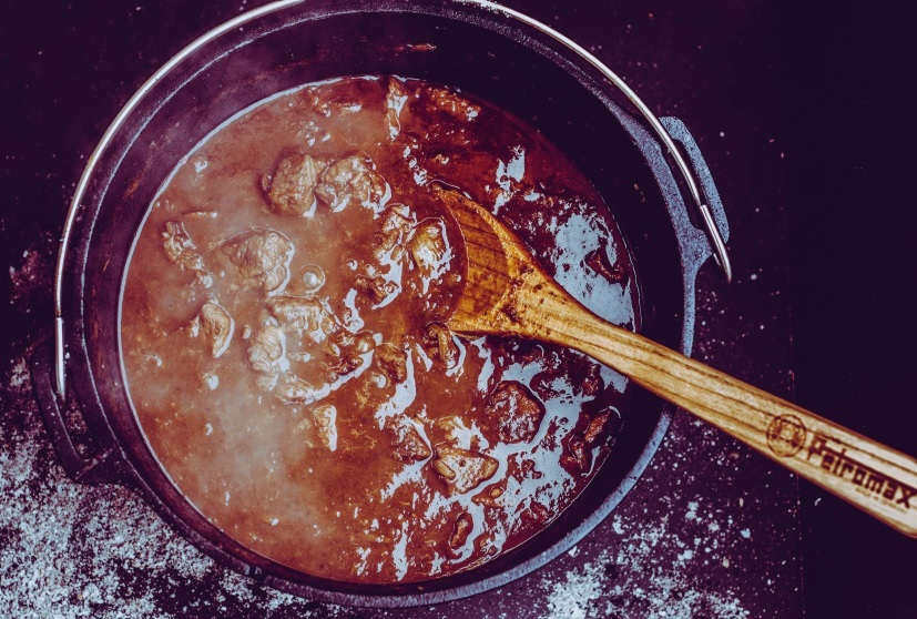 Einfaches Rindergulasch aus dem Dutch Oven