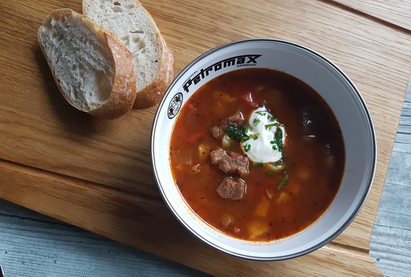Gulaschsuppe aus dem Dutch Oven