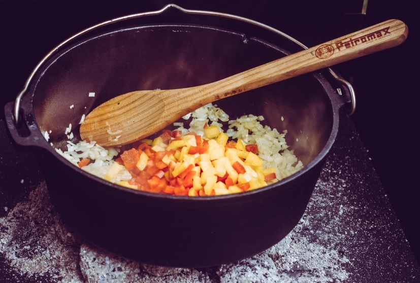 Paprika anbraten im Dutch Oven