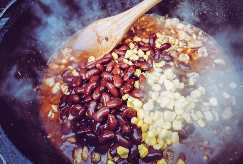 Pollo Fino mit Bohnen und Mais im Dutch Oven