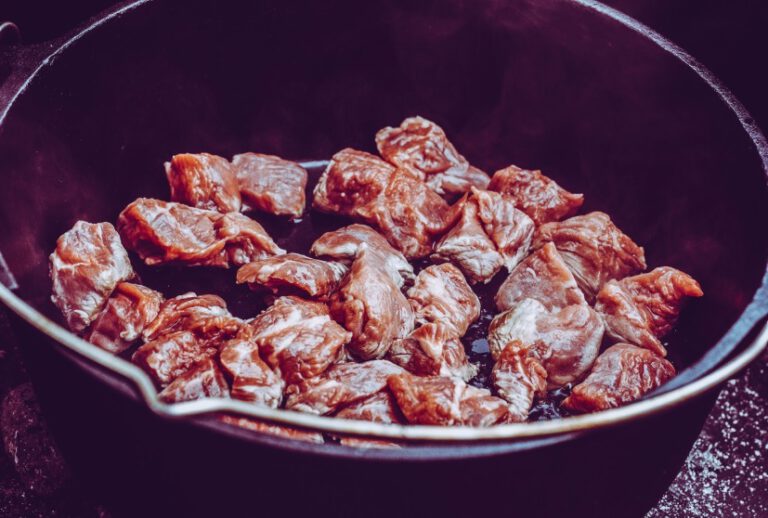 Einfaches Rindergulasch - Dutch Oven Rezepte