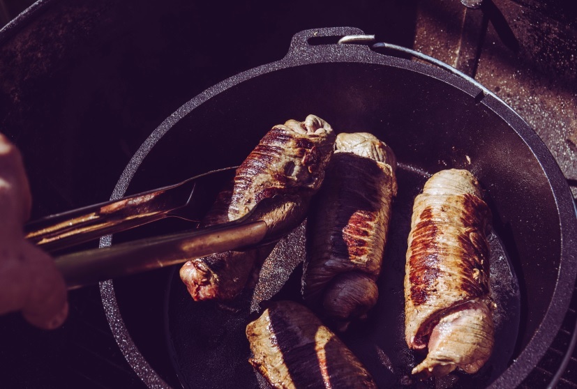 Rouladen aus dem Dutch Oven nehmen