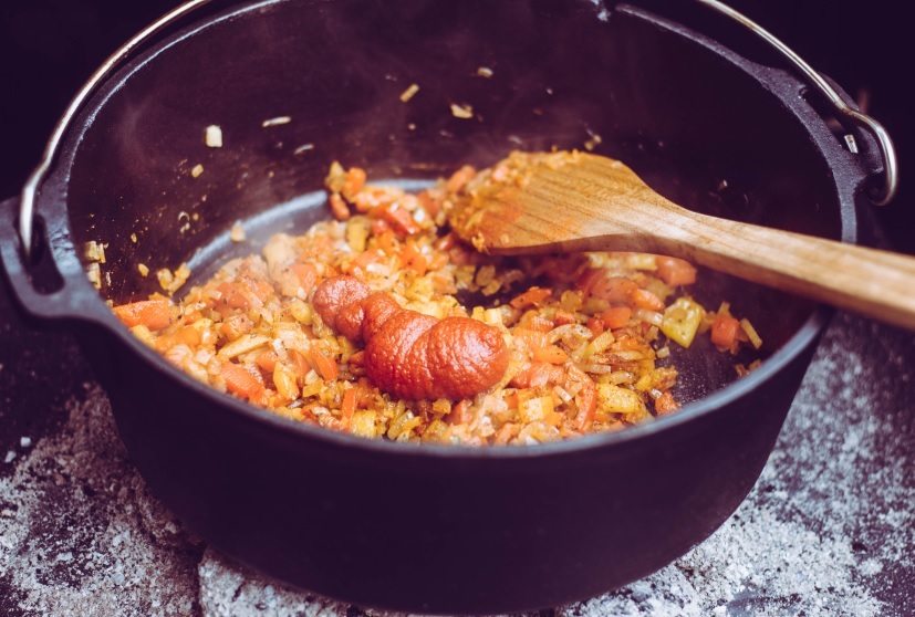 Tomatenmark anbraten im Dutch Oven