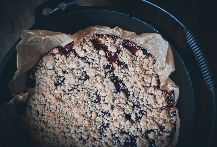 Veganer Streuselkuchen mit Haferflocken und Marmelade