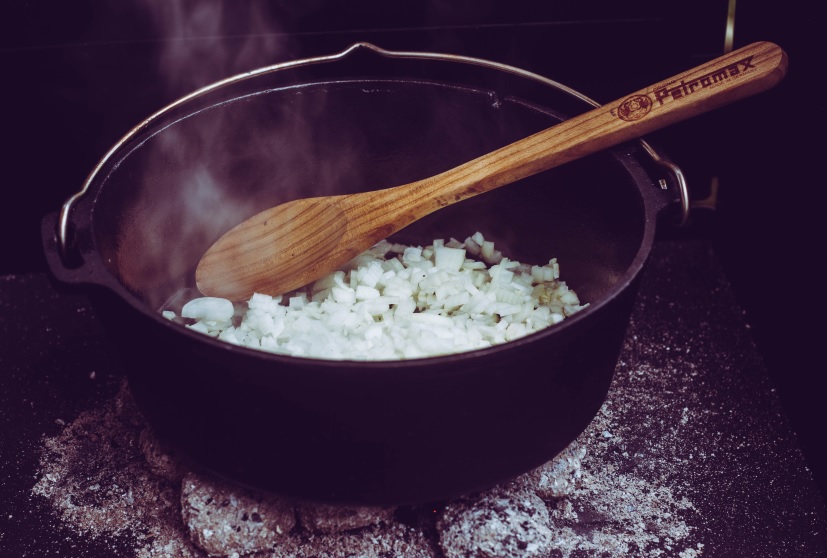 Zwiebeln anbraten im Dutch Oven