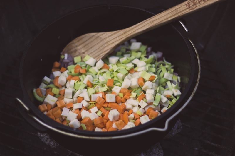Zwiebeln und Gemüse im Dutch Oven