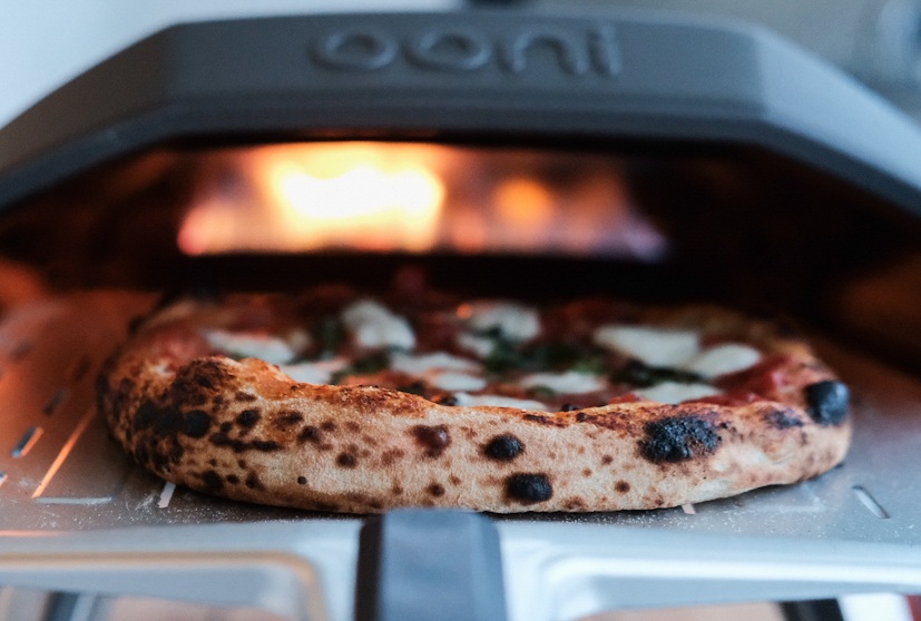 Pizza drehen im Ooni Koda