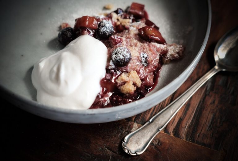 Beeren Rhabarber Cobbler - Dutch Oven, Grill und BBQ Beeren Rhabarber Cobbler - Dutch Oven, Grill und BBQ