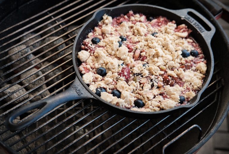 Beeren Rhabarber Cobbler - Dutch Oven, Grill und BBQ