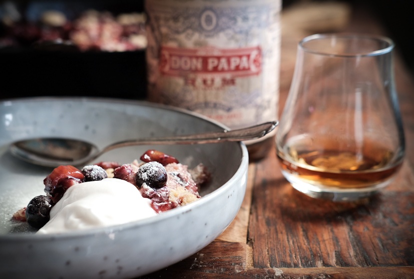 Beeren Rhabarber Cobbler mit Don Papa Rum