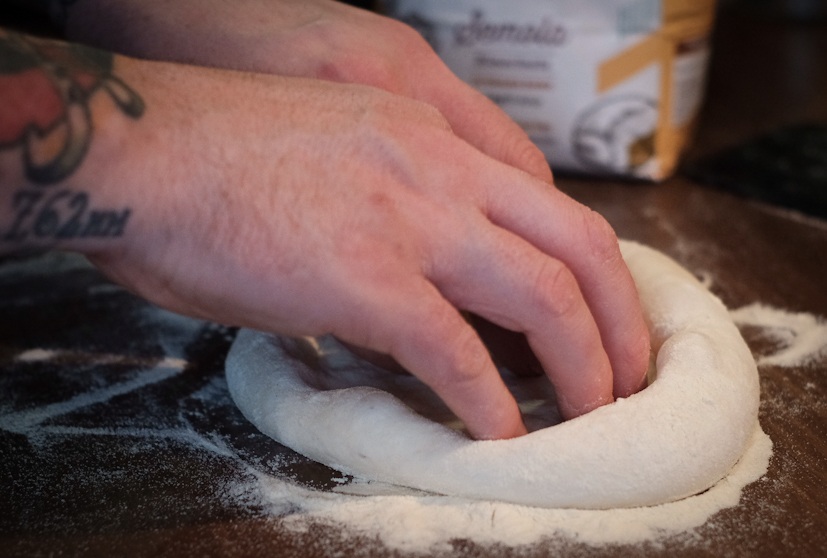 Pizzateig ausbreiten