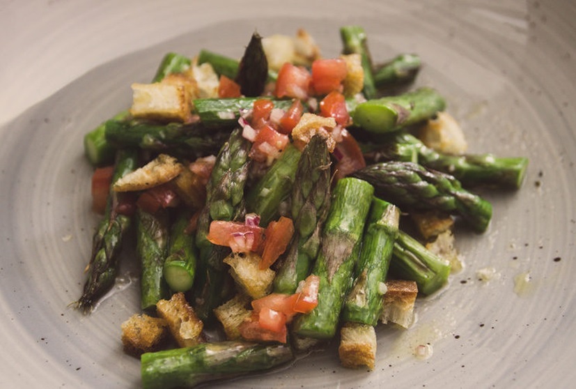 Spargelsalat mit Tomatenvinaigrette