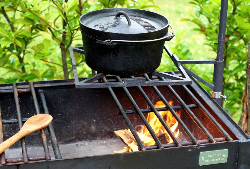 Dutch Oven auf dem Feuer