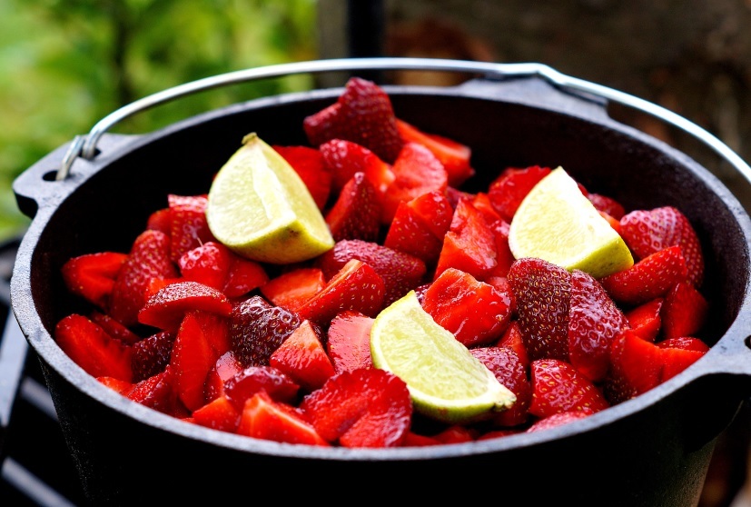 Erdbeeren im Dutch Oven