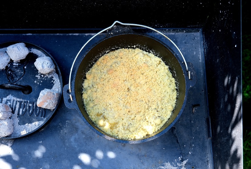 Ananas Crumble im Dutch Oven