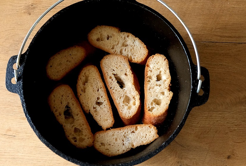 Brotscheiben im Dutch Oven