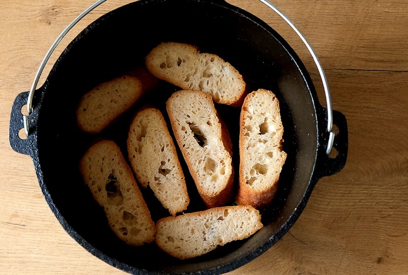 Brotscheiben im Dutch Oven