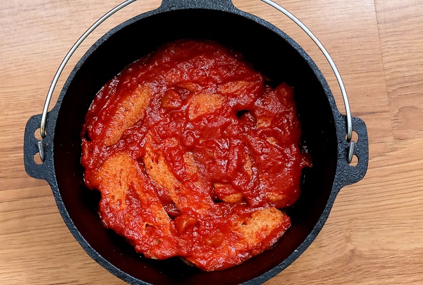 Brotscheiben mit Tomatensoße