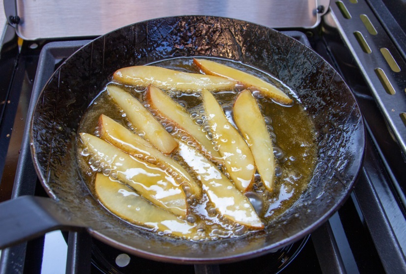 Birnen karamellisieren in der Pfanne