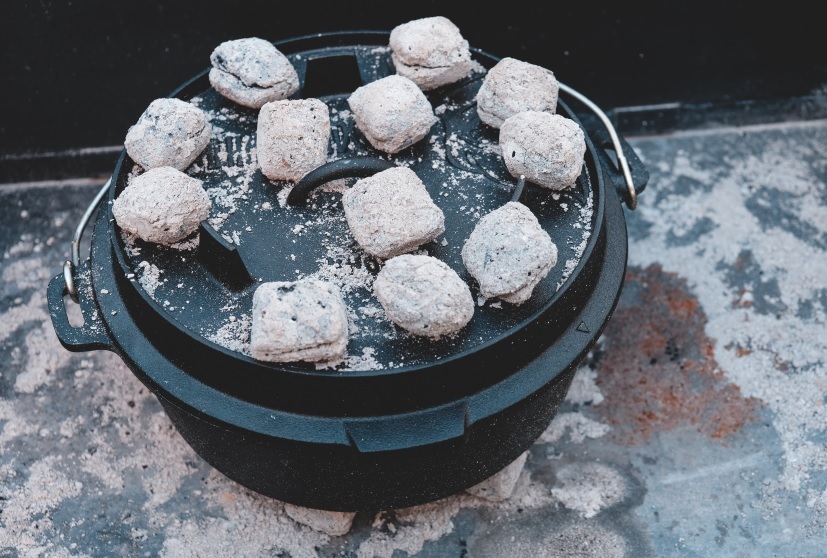 Valhal Outdoor Dutch Oven mit Kohlen