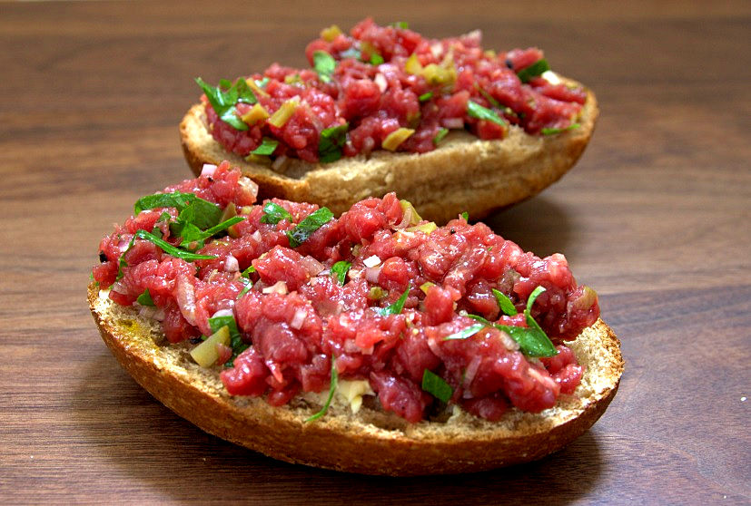 Filetkopf Beef Tatar auf Brötchen