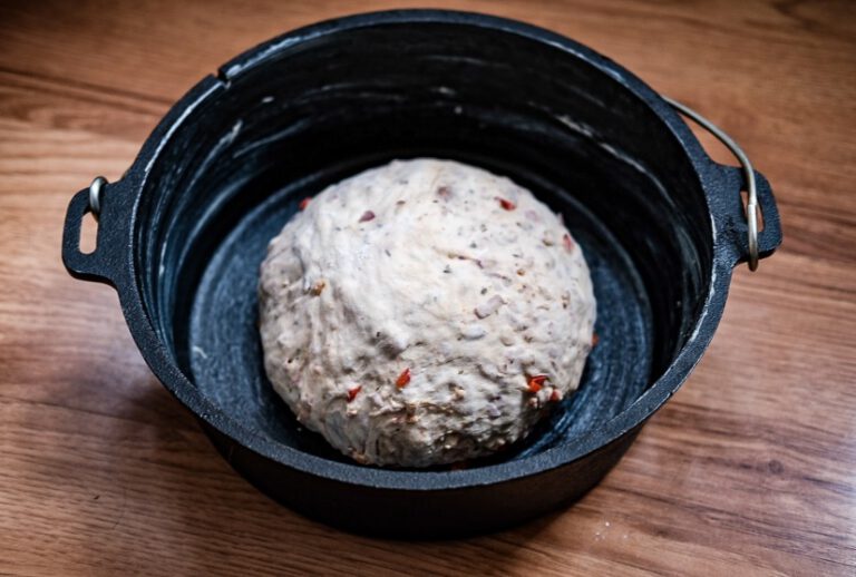 Zwiebel – Paprika - Speckbrot - Dutch Oven und Gewürze