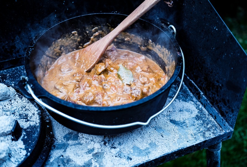 Fertiges Rahmgulasch im Dutch Oven