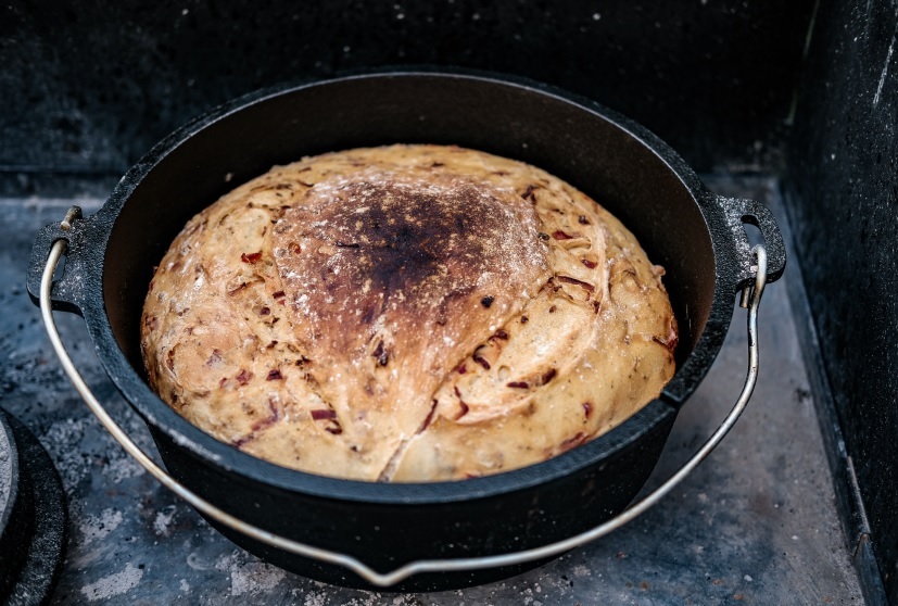 Fertiges Zwiebel - Paprika - Speckbrot im Dutch Oven