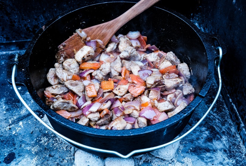 Fleisch und Gemüse für Rahmgulasch im Dutch Oven