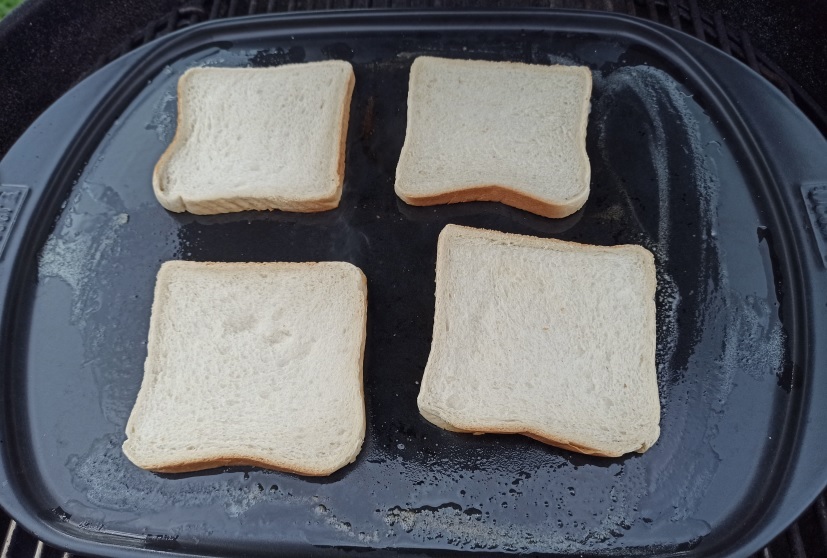 Toast zum Rösten auf dem Grill