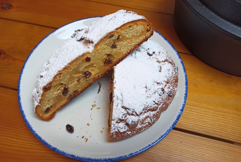 Christstollen mit Puderzucker