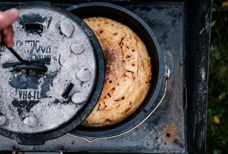 Zwiebel – Paprika - Speckbrot - Dutch Oven und Gewürze