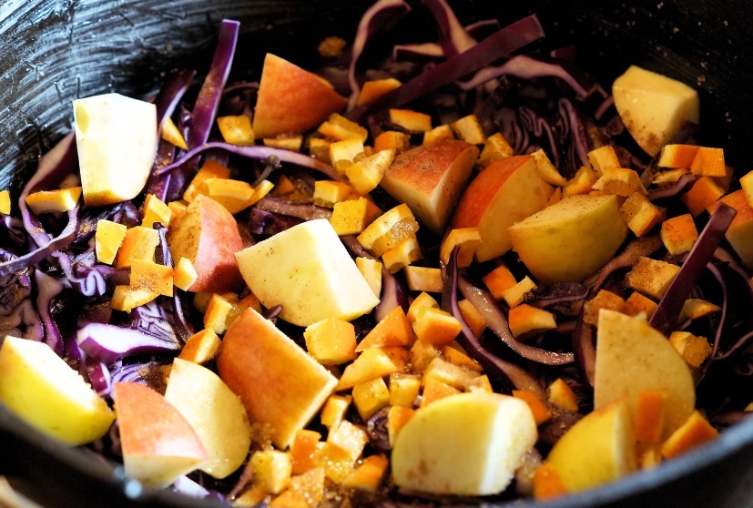 Rotkohl im Dutch Oven mit Orangen