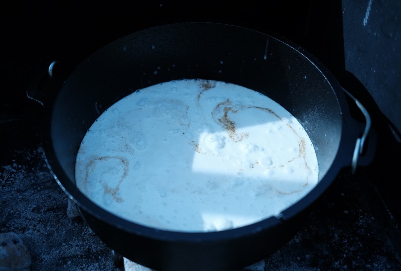 Sahne und Gewürze im Dutch Oven